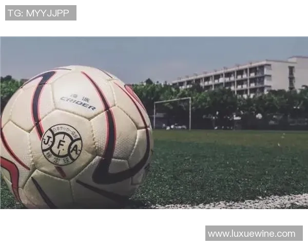 路边的足球与梦想的交汇点：一场关于青春与坚持的故事